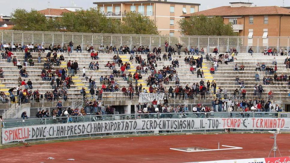 Ancora contestato Spinelli. Che non c’è