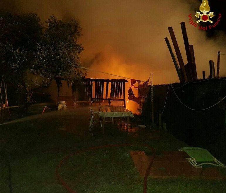 Baracca distrutta dalle fiamme 