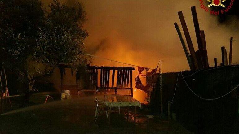 Baracca distrutta dalle fiamme
