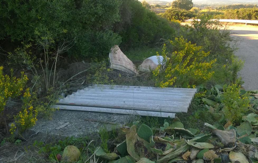 Eternit e rifiuti sulla strada dismessa per Porto Pozzo 