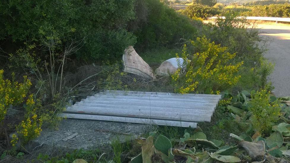 Eternit e rifiuti sulla strada dismessa per Porto Pozzo