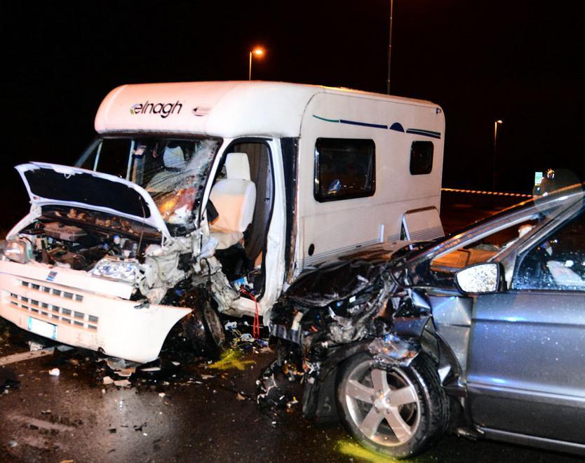 A Spilamberto auto finisce contro un camper