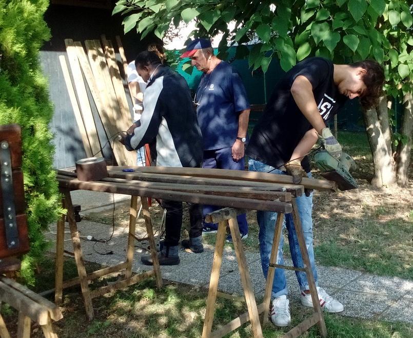 Tutti insieme per ristrutturare panchine