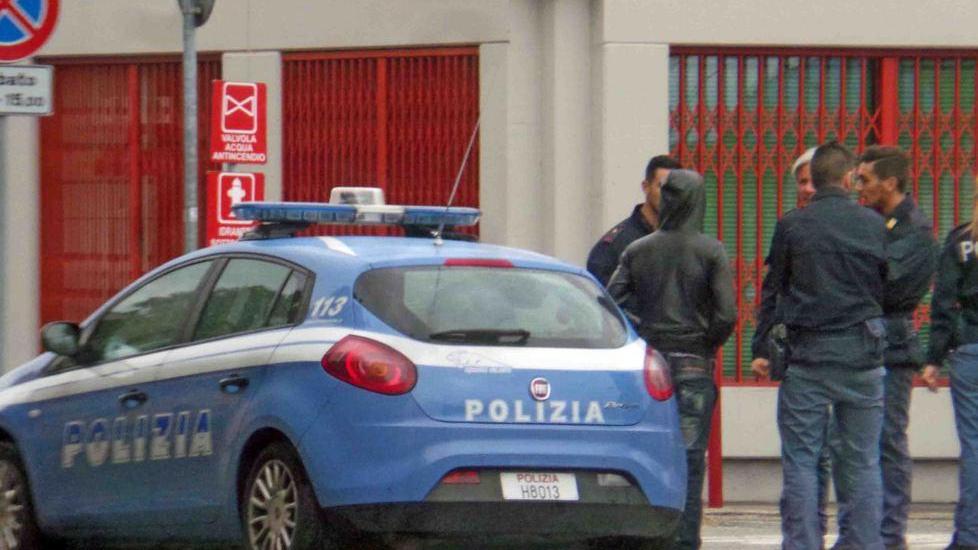Minacciava la gente con una bottiglia