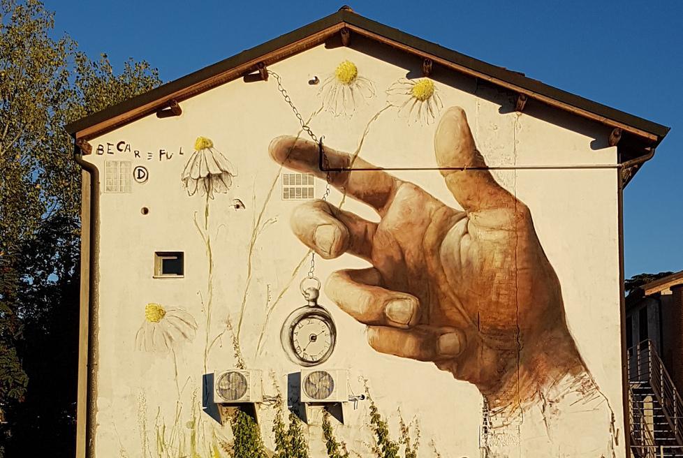 “Mister Dada” e la street art che tiene in pugno il tempo 