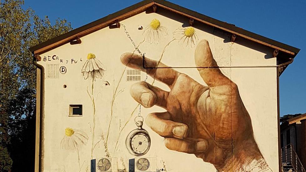“Mister Dada” e la street art che tiene in pugno il tempo