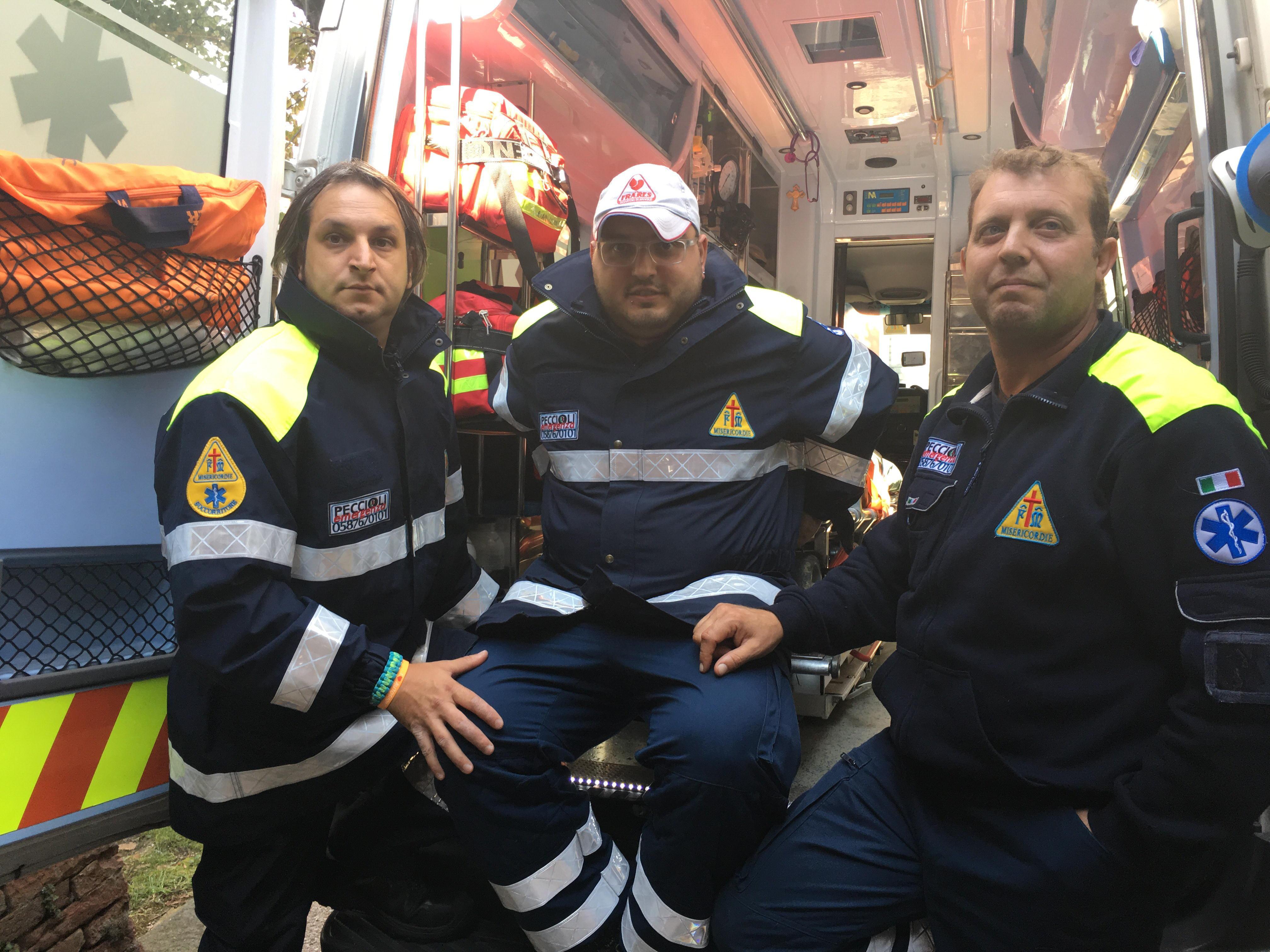L'equipaggio dell'ambulanza in cui è nata la bambina (foto Silvi)