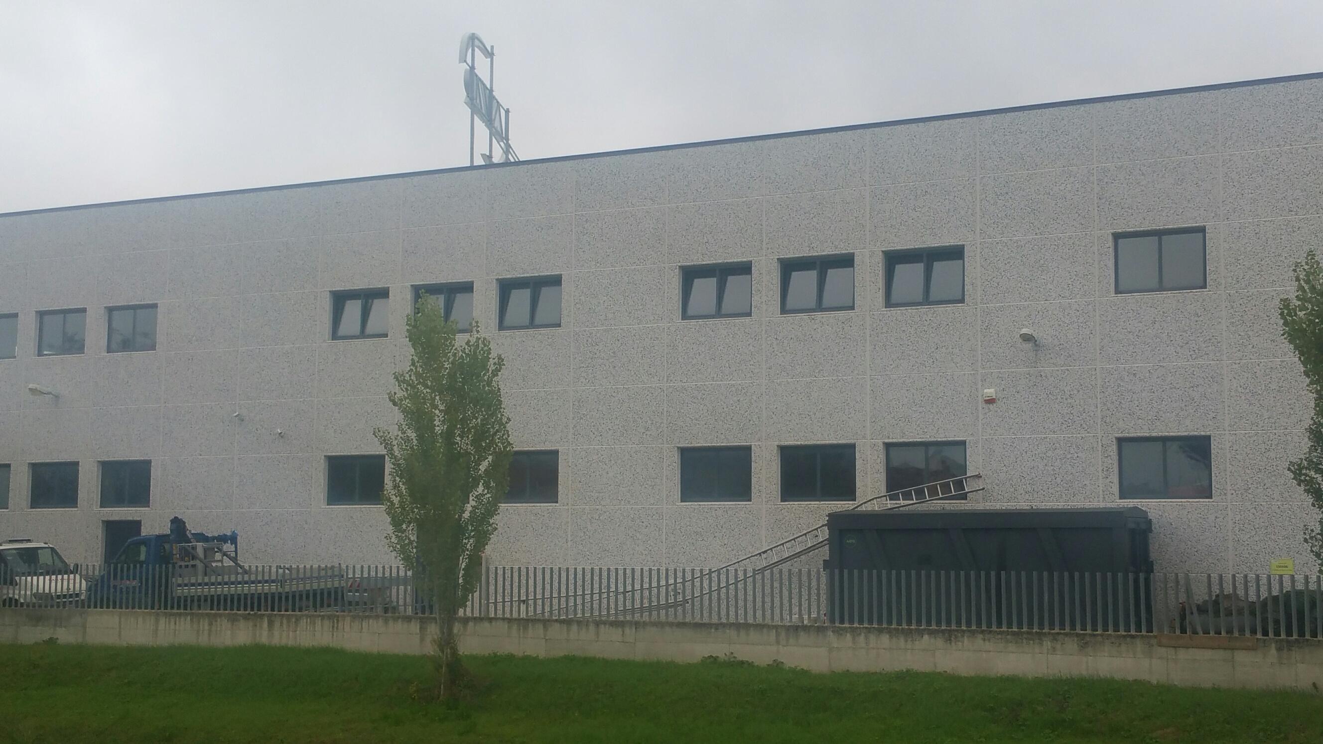 Paura al Terrafino, operaio precipita da sei metri - Video e foto 