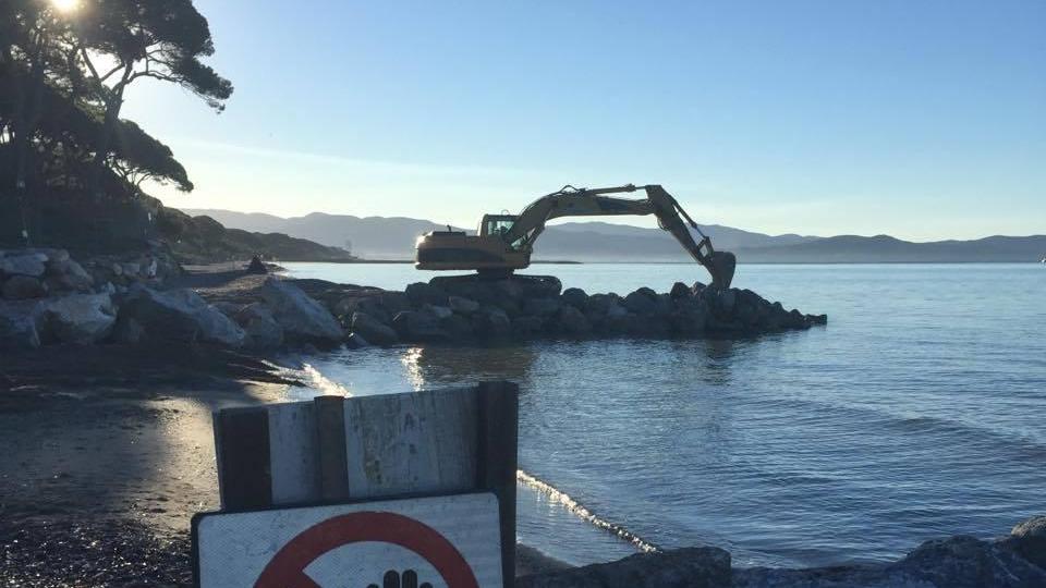 Ruspe all’opera ieri mattina in spiaggia a ridosso del confine tra Piombino e Follonica