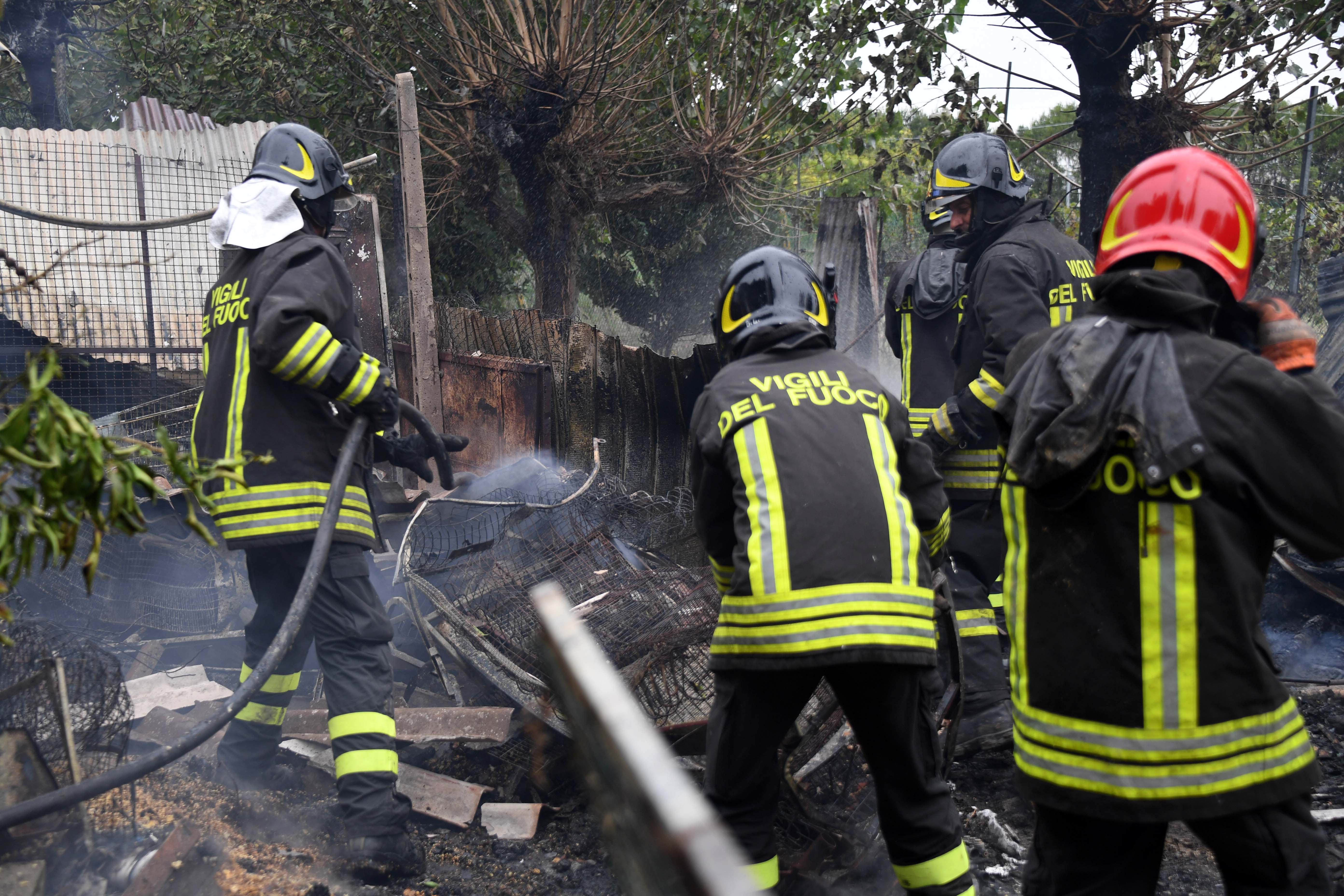 Baracca a fuoco, evacuata una scuola - Video