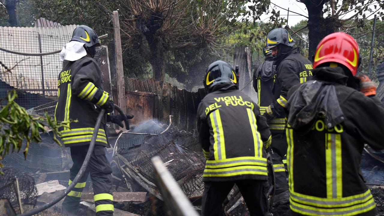 Baracca a fuoco, evacuata una scuola - Video