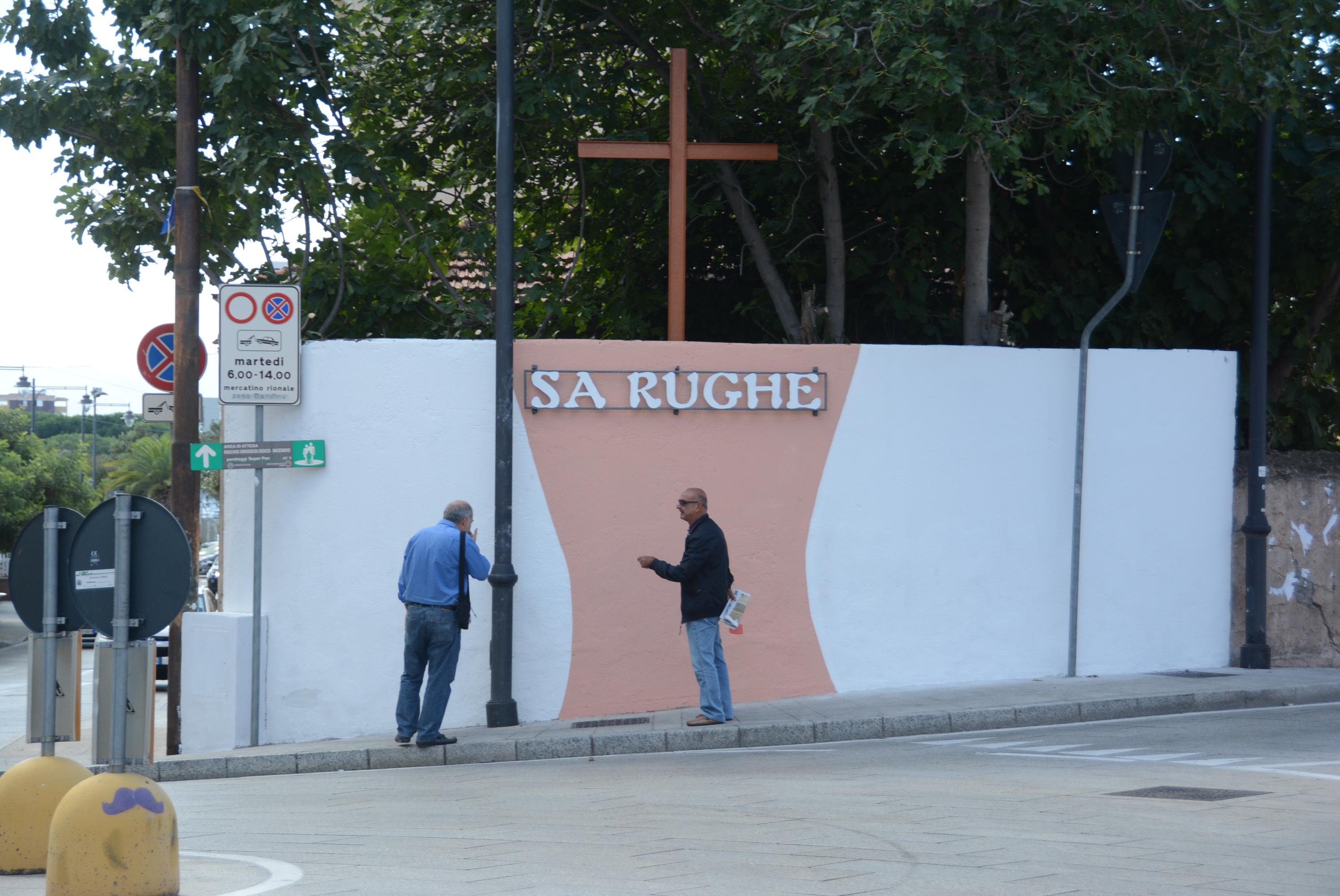 La croce e la scritta Sa Rughe rimesse a nuovo dai figli di "Pinzellu" Degortes