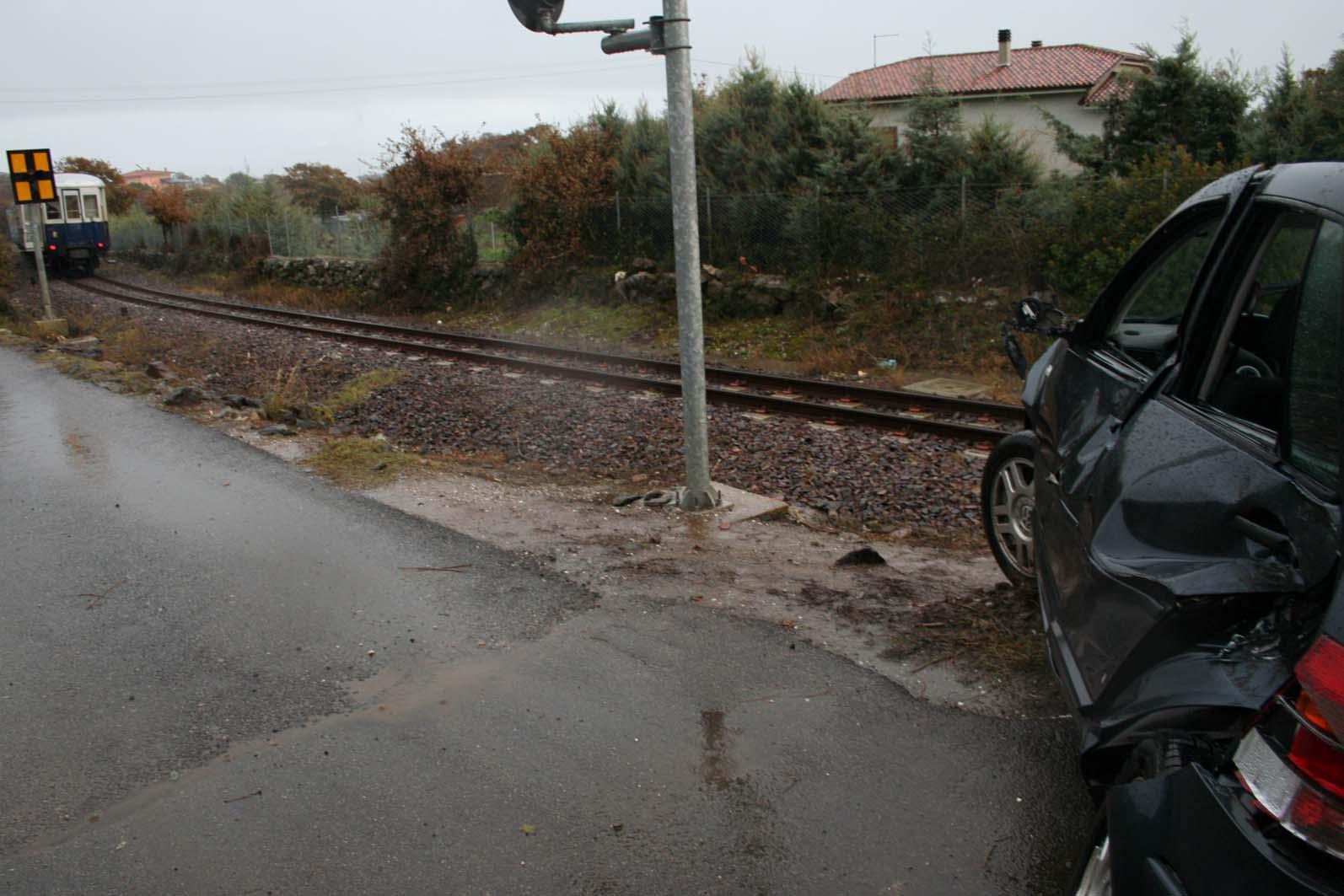 Un incidente nel passaggio a livello di Silanus in una foto di repertorio