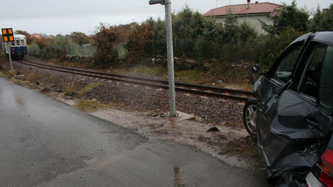 Un incidente nel passaggio a livello di Silanus in una foto di repertorio