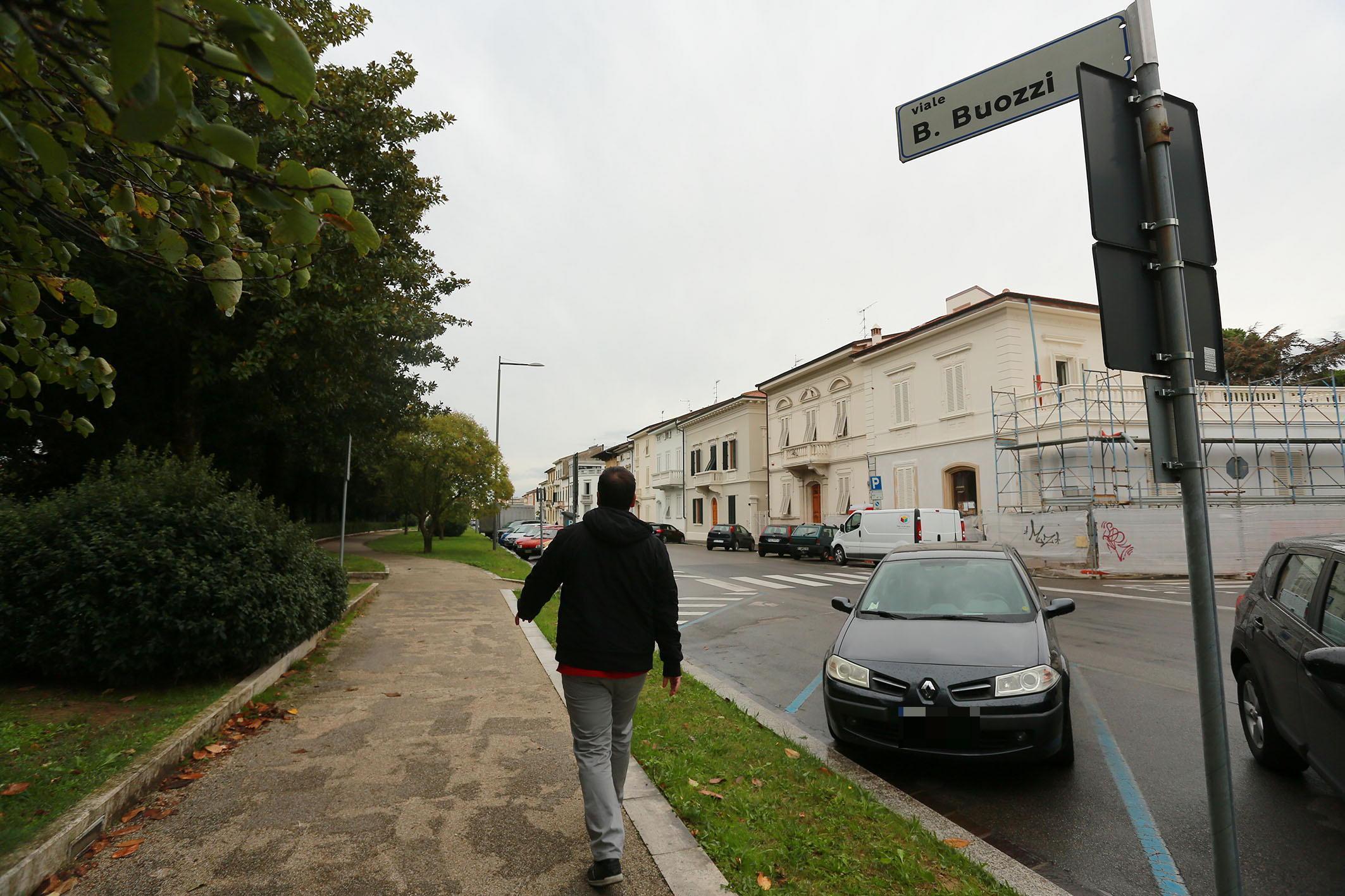L’aggressione è avvenuta in viale Buozzi, tra le case e il parco della Rimembranza (foto Agenzia Carlo Sestini)