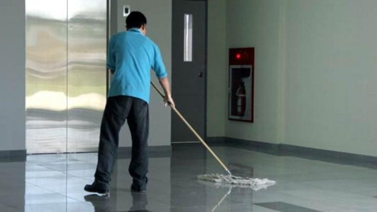 Pulizie in ospedale (foto di archivio)