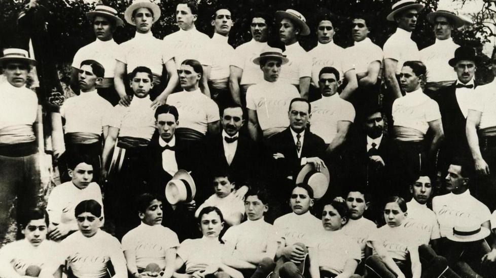 Un gruppo di atleti della Torres in una foto dei primi del Novecento