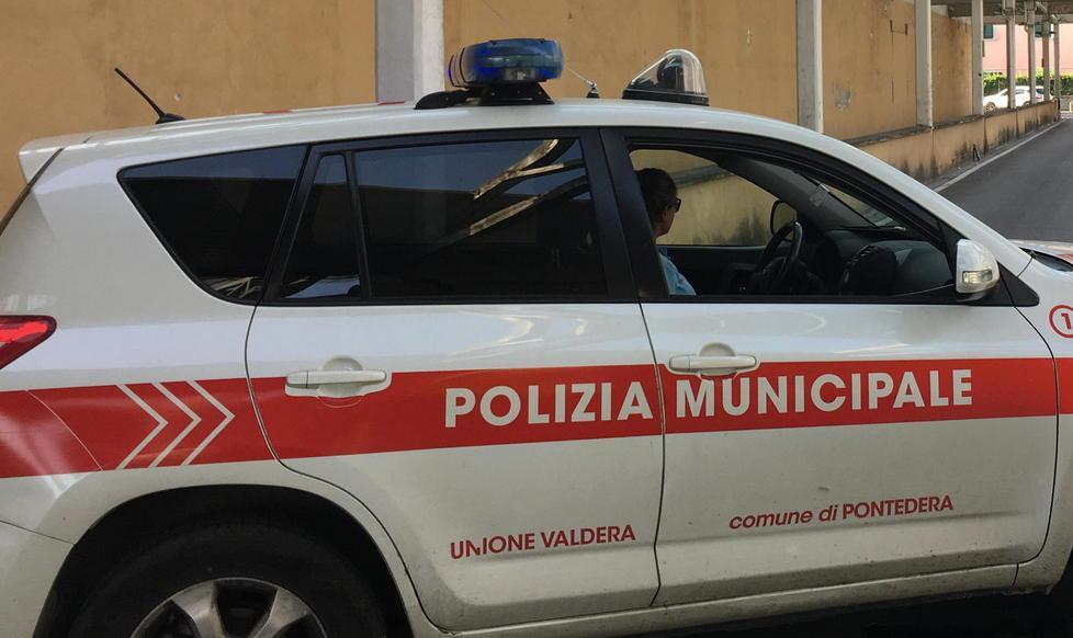 Vigilesse bloccano l’esibizionista di Piazza Martiri