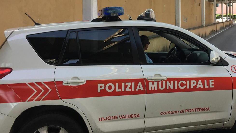 Vigilesse bloccano l’esibizionista di Piazza Martiri