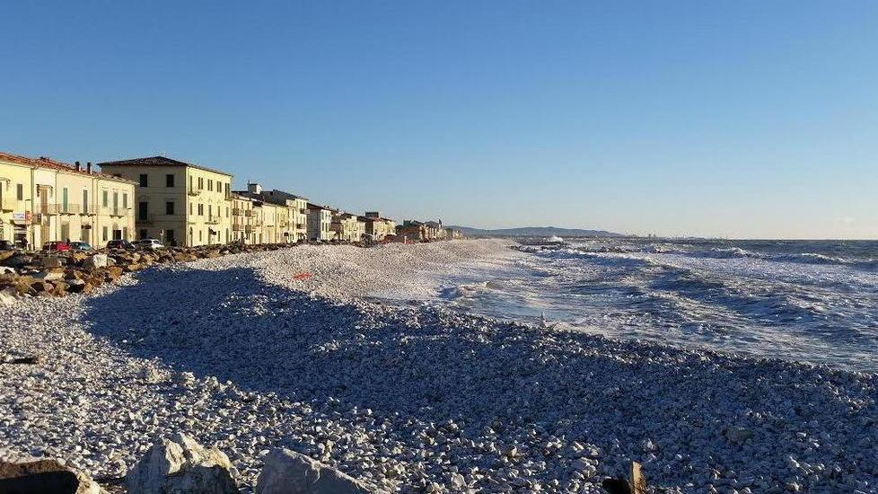 Pedane e solarium sulle spiagge di ghiaia