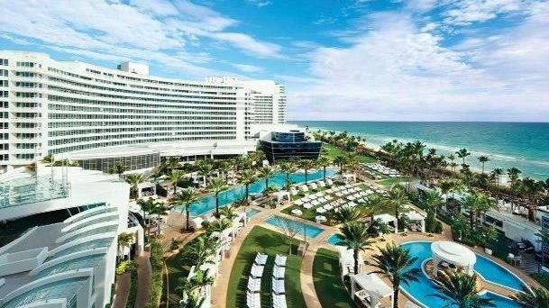 Scontro tra sindaco e Pd per il viaggio a Miami