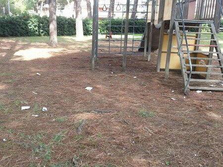 Giochi divelti nel giardino Bambini costretti ad andare via