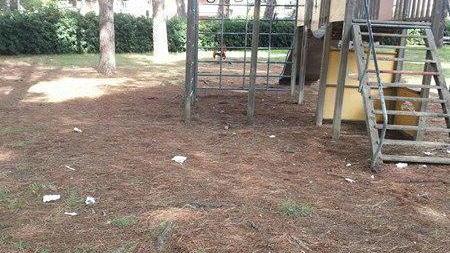 Giochi divelti nel giardino Bambini costretti ad andare via