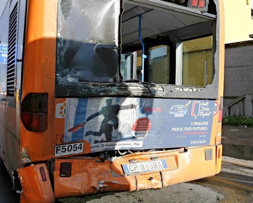 Cisterna piena di benzina contro un bus: sei feriti 