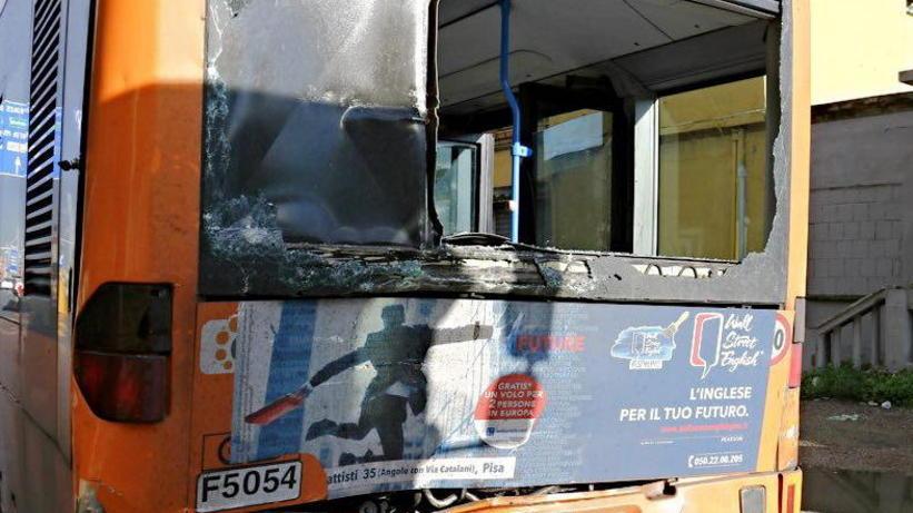 Cisterna piena di benzina contro un bus: sei feriti