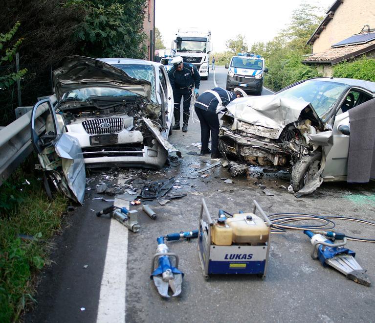 Terribile scontro frontale Muore in auto un 65enne 