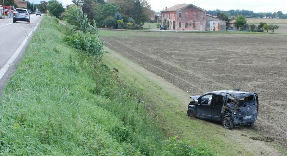 Auto si urtano, uomo finisce all’ospedale 