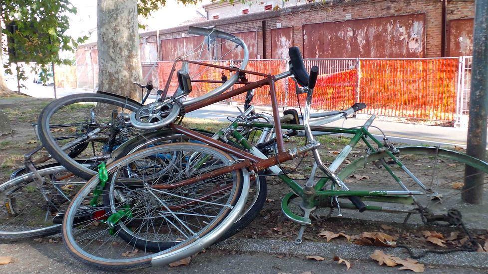 Groviglio di biciclette sulle Mura