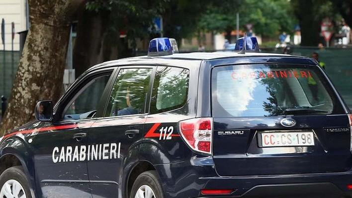 Ruba la borsa a commerciante con all’interno 800 euro