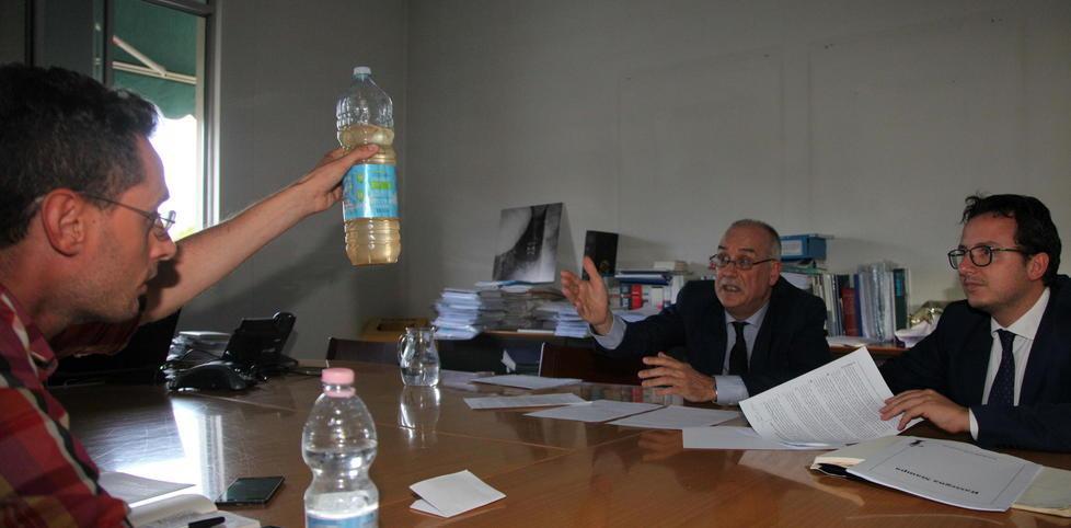 I vertici di Gaia (a destra) rispondono alle domande sull'acqua sporca