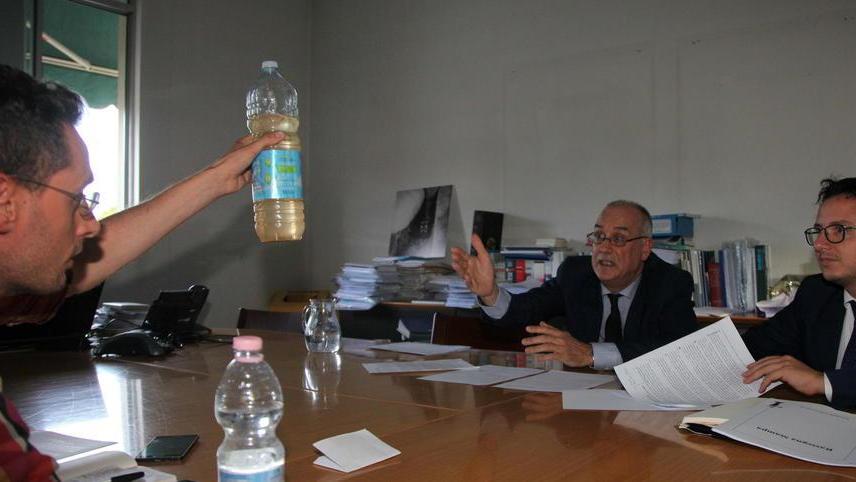 I vertici di Gaia (a destra) rispondono alle domande sull'acqua sporca