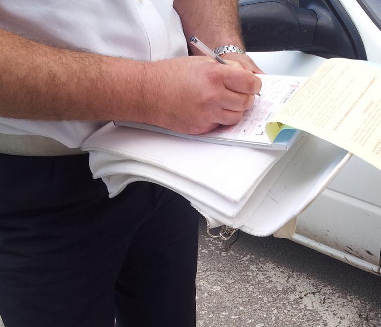 Paga 3 euro in meno di multa: il Comune gli richiede tutto 