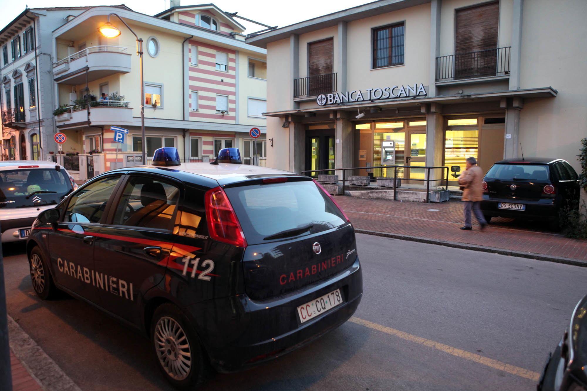 Una macchina dei carabinieri a Ponte Buggianese (foto d'archivio)