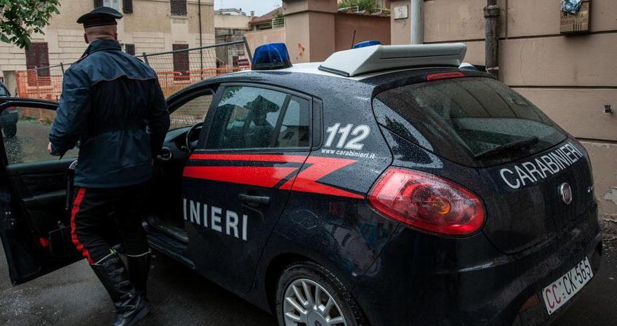 Invaghito di una ragazza, la perseguita 