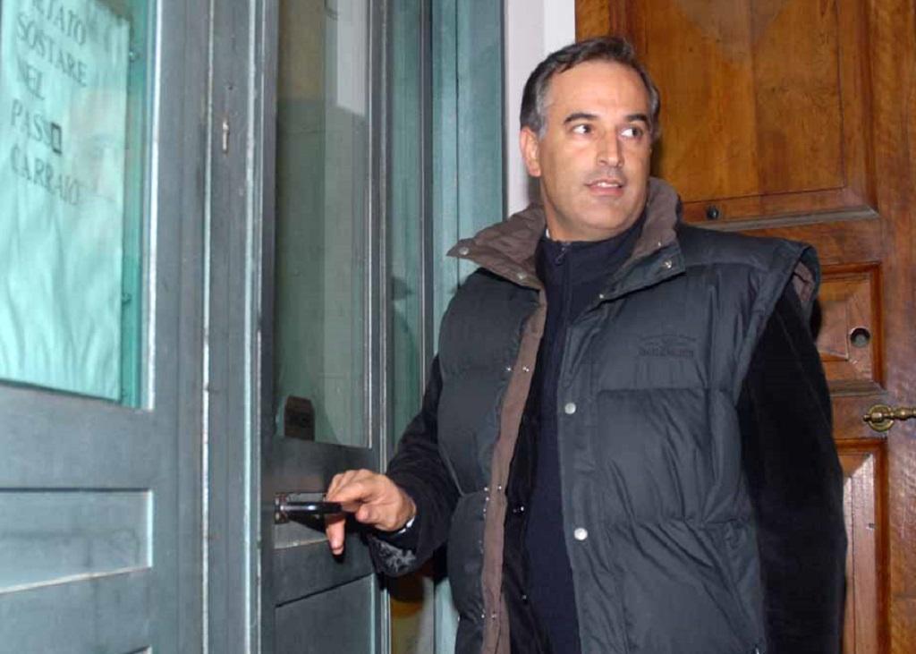 Mauro Pili all'ingresso del carcere di Buoncammino