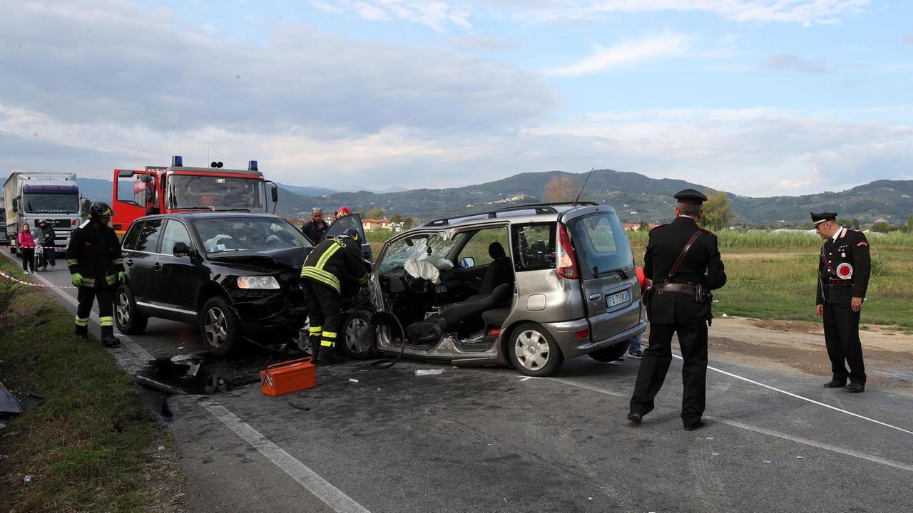 Un'immagine dello scontro sulla via Francesca Sud a Larciano (Foto Nucci)