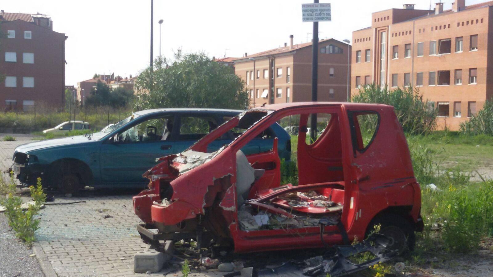 Una delle carcasse di auto abbandonate