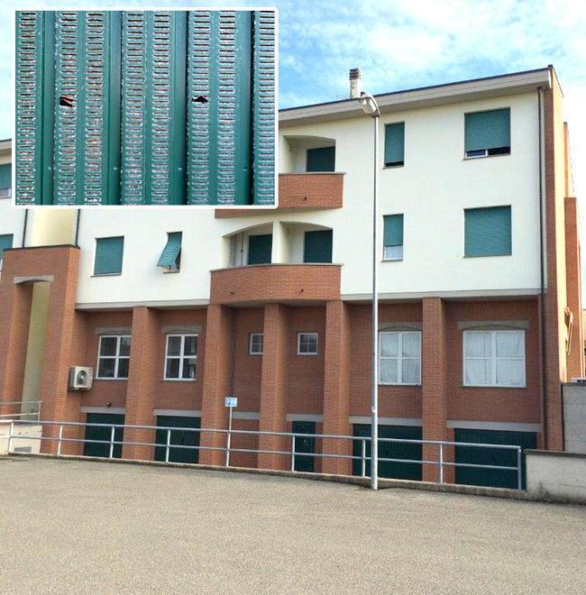 Il condominio preso di mira e una delle porte dei garage danneggiata (foto Falorni/Silvi)