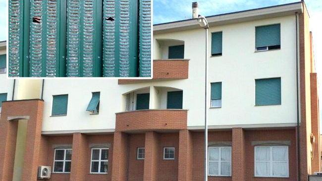 Il condominio preso di mira e una delle porte dei garage danneggiata (foto Falorni/Silvi)