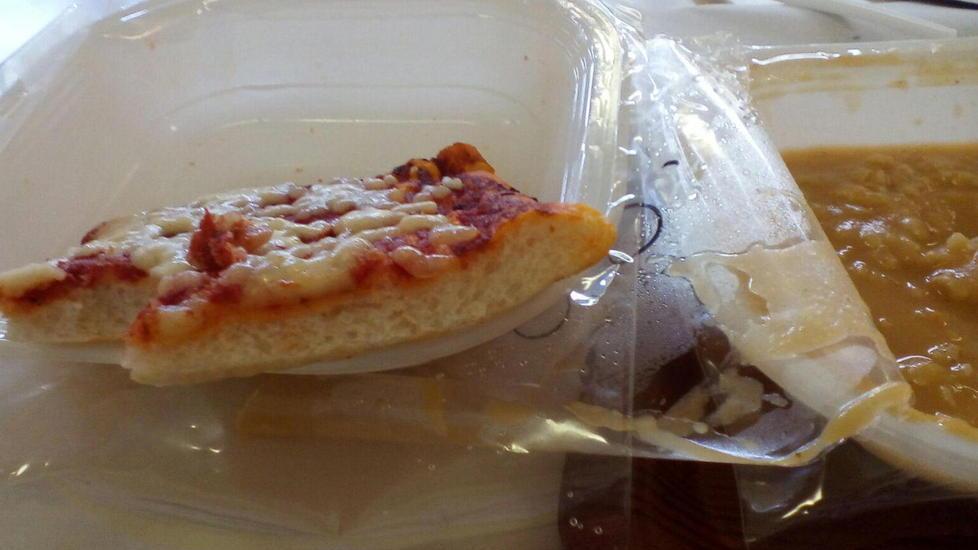 Il pasto di una mensa delle scuole di Lucca