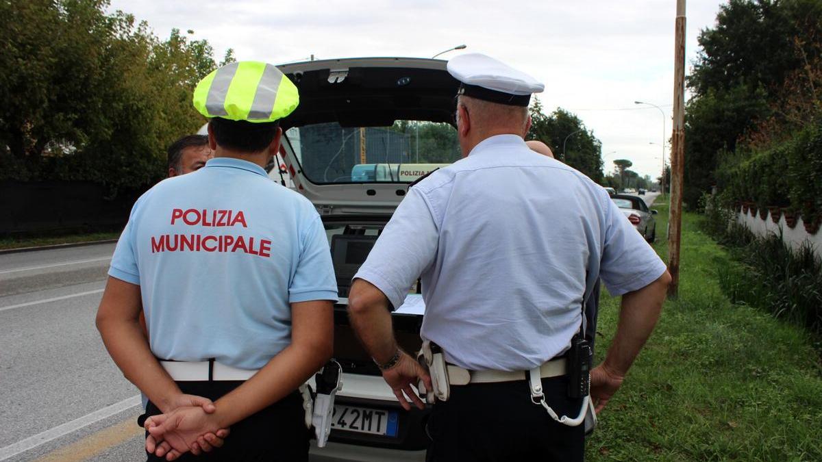 Senza assicurazione e senza patente tenta di scappare ai vigili