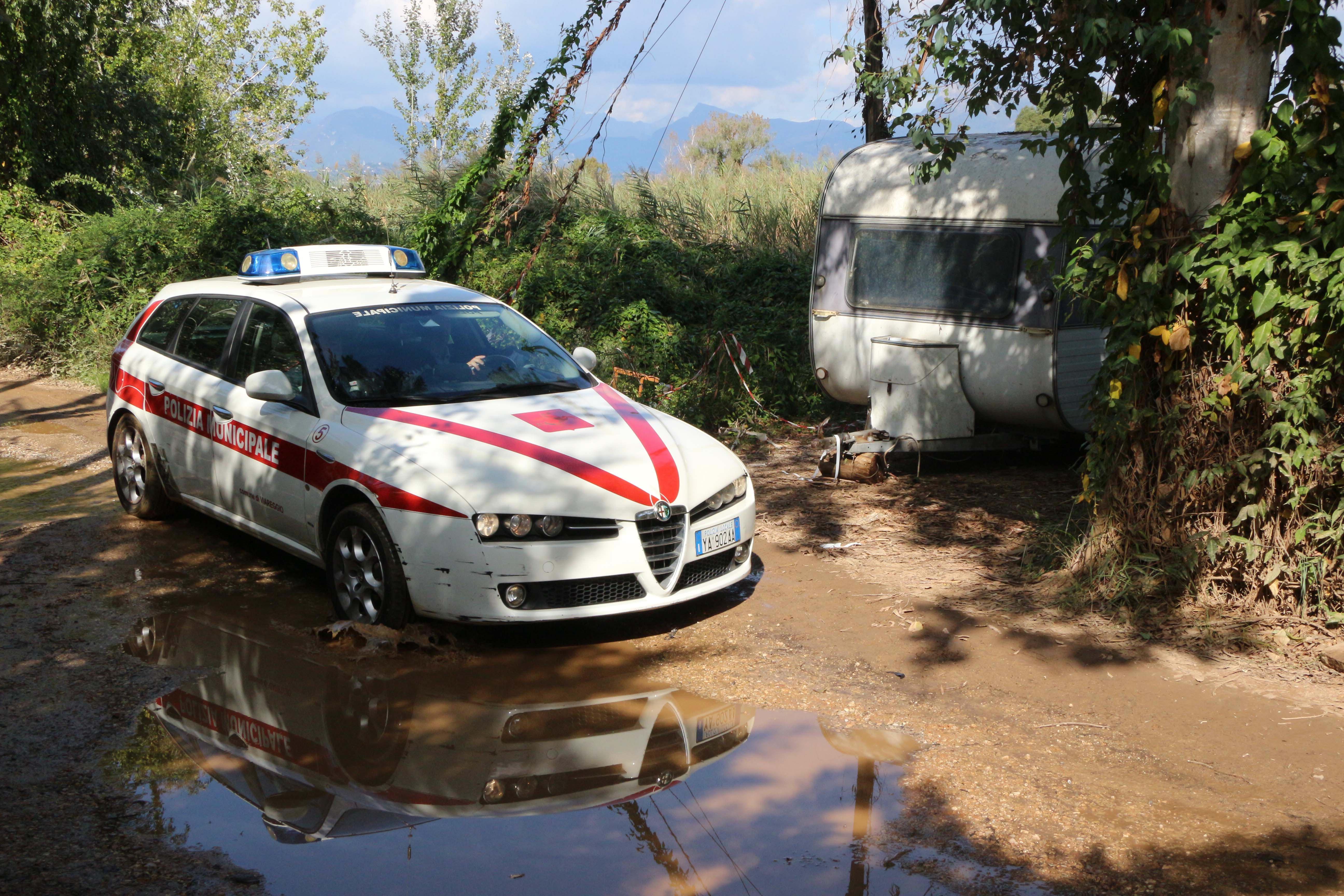 L'intervento della polizia municipale nei pressi dell'ex campo rom di via Cimarosa