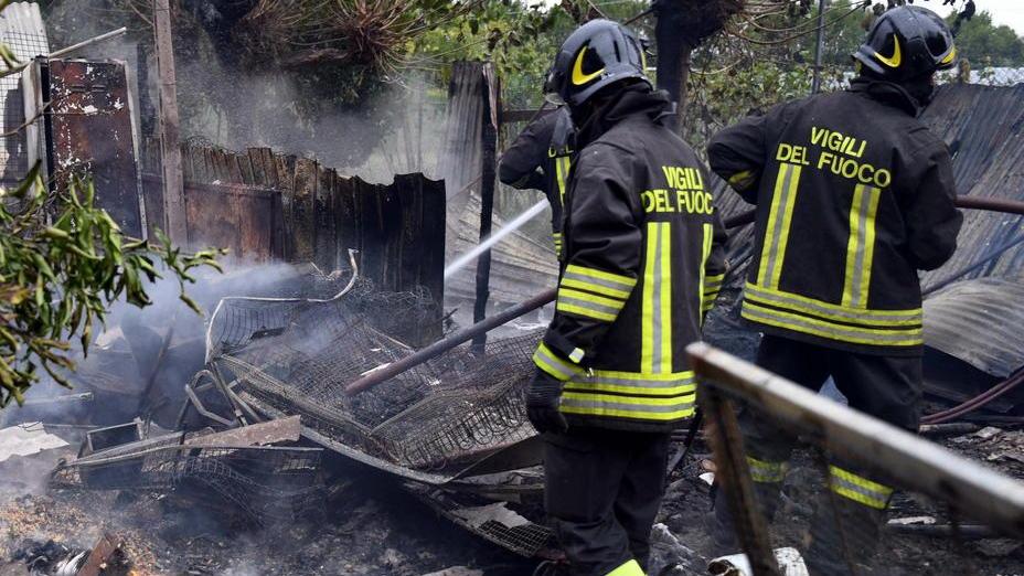 Brucia baracca, evacuata la scuola vicina