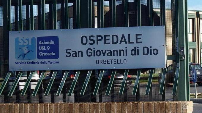 Ripara la grondaia e precipita al suolo Portato in ospedale