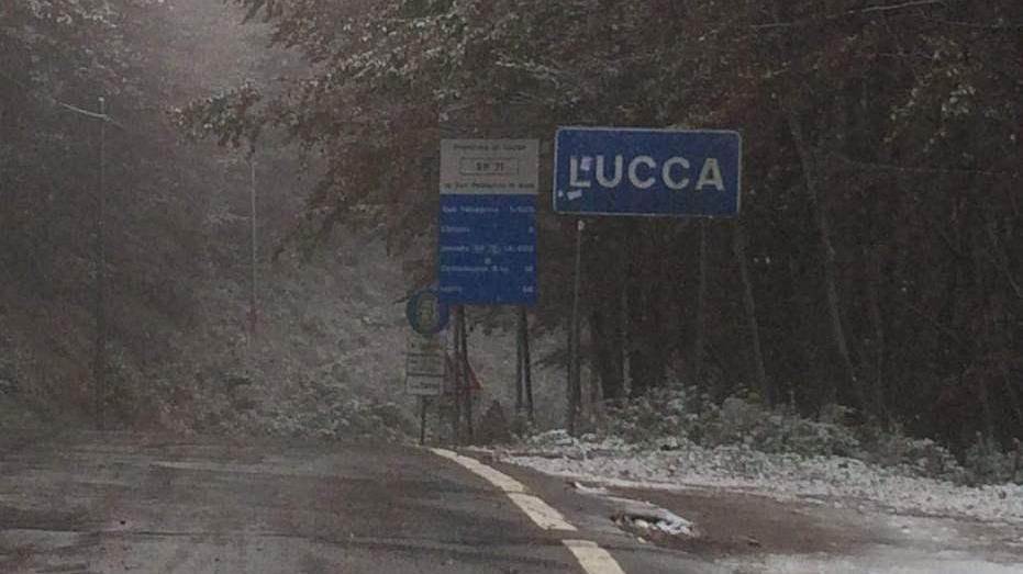 Primi fiocchi di neve in alta Garfagnana
