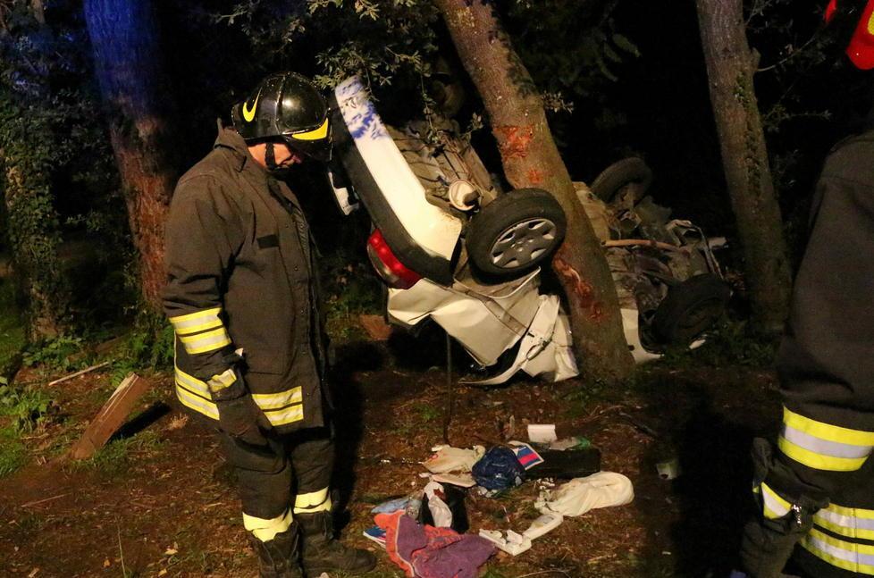 Il funerale di Jessica nella piccola chiesa di Colli di Capricchia 